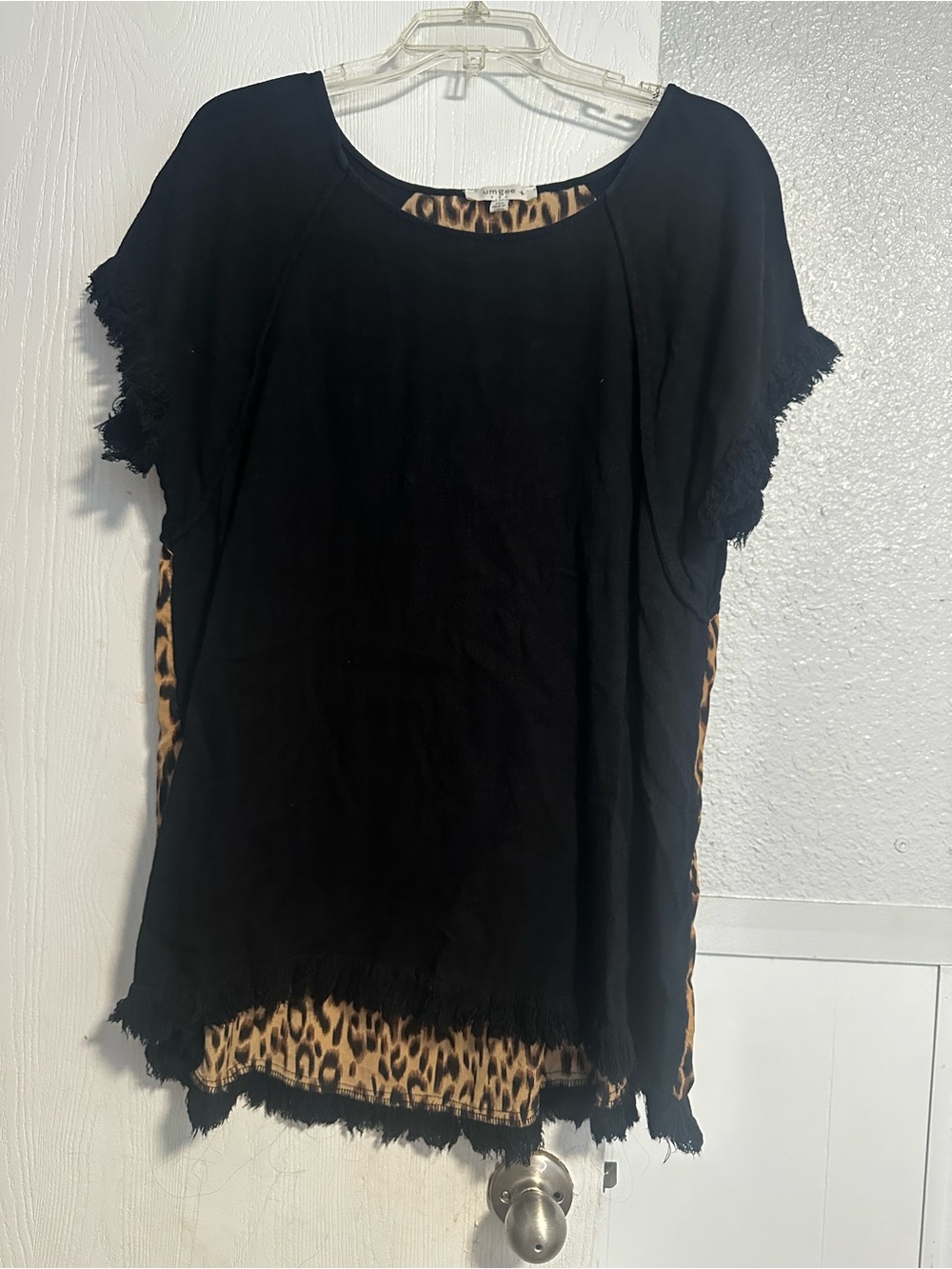 Umgee Women’s Black Frayed hem Layered Leopard Back Short Sleeve Top 1XL